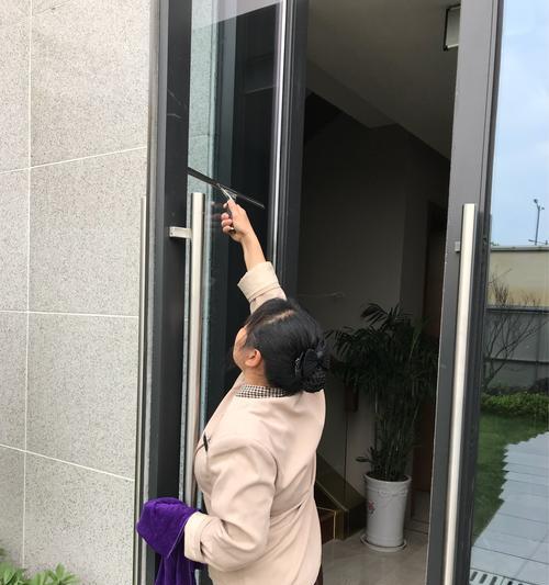 清洁工作时如何使用手机拍照？