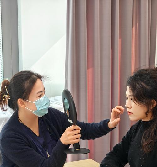 手机拍照会大小脸怎么回事？如何避免？