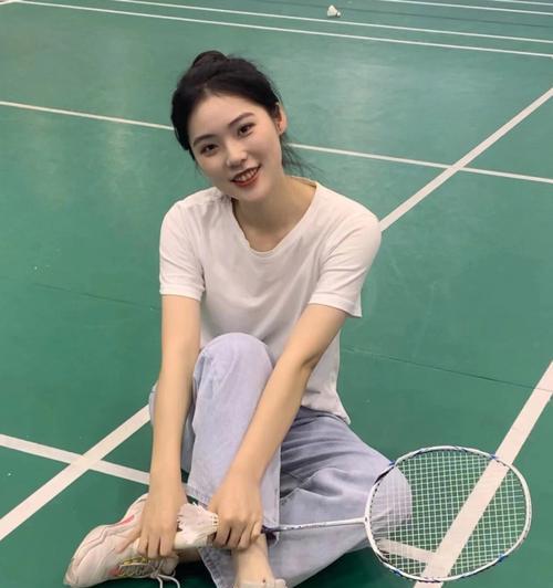 如何使用手持球场摄影机配合手机拍照？