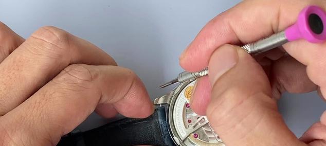 防水手表盖子更换视频教程在哪里？更换过程中需要注意什么？